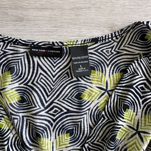 New York & Company Sleevelss Empire Tunic Blouse Navy/Green Print L EUC​ - Picture 4 of 6